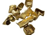 des pépites d'or sur une surface blanche, avec un fond blanc