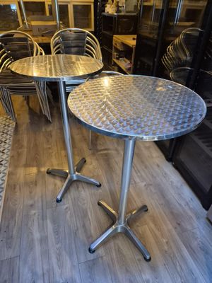 deux tables posées à même le sol dans la pièce