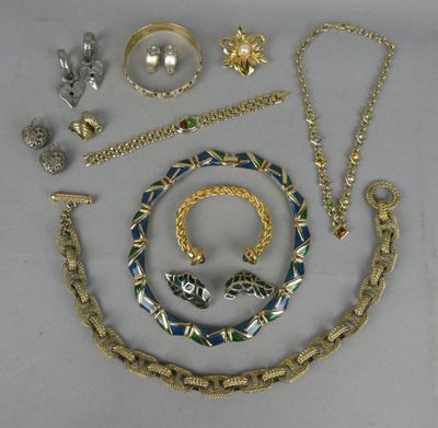 plusieurs bijoux, dont un collier, un bracelet et une bague