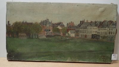 tableau représentant une vue de ville avec un champ vert au premier plan