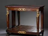une vieille table en bois avec un plateau en cuir et des bordures dorées