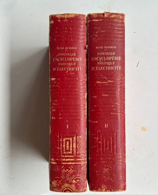deux livres posés sur une table