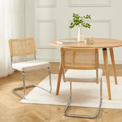 une table en bois avec deux chaises et un vase posé dessus