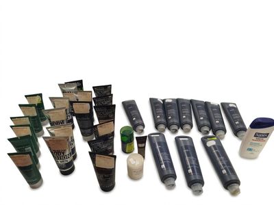 de nombreux types de produits de soin pour la peau disposés sur une surface blanche