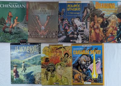 un grand nombre de livres posés sur une table