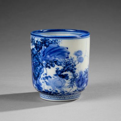 une tasse bleue et blanche ornée d'un motif floral