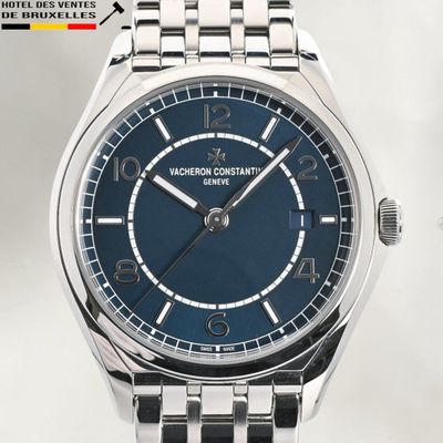 une image d'une montre en gros plan sur fond blanc
