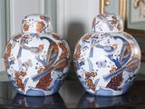 deux vases posés sur une table, avec un miroir en arrière-plan