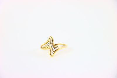 une image d'une bague en or sur fond blanc