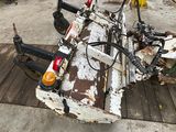 une photo d'une moto garée dans un garage