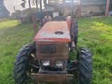 un tracteur qui est garé dans l'herbe