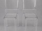 une paire de chaises en plastique transparent sur fond gris