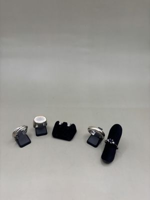 trois paires de boutons de manchette noirs et blancs et une paire de boutons de manchette noirs et blancs