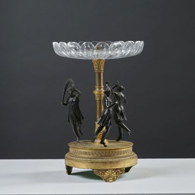 une lampe de table ancienne en bronze et en verre, surmontée de deux figurines