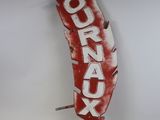 une pancarte rouge et blanche sur laquelle est inscrit « journal »