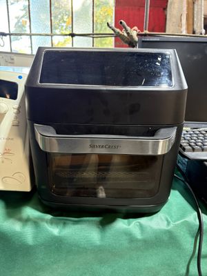 un grille-pain posé sur une table à côté d'un ordinateur portable