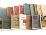 un grand nombre de livres empilés les uns sur les autres