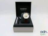 l'image d'une montre dans une boîte sur une surface blanche