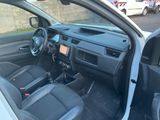l'intérieur d'une voiture avec la porte ouverte et le siège du conducteur abaissé