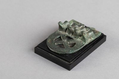 gros plan d'un objet métallique sur une surface blanche