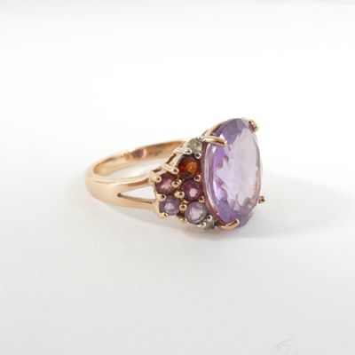 une image représentant une bague ornée d'un grand amethorate entouré d'amethorate et d'ameth