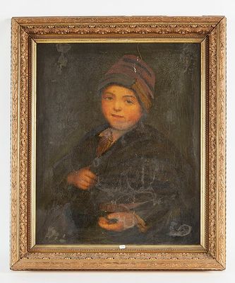 portrait d'un garçon coiffé d'un bonnet rouge et vêtu d'un manteau noir, tenant une pipe
