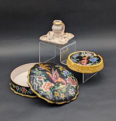 trois petites boîtes ornées de motifs décoratifs, posées sur une table