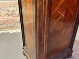 un meuble en bois surmonté d'une horloge
