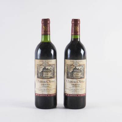 deux bouteilles de vin posées l'une à côté de l'autre sur une surface blanche