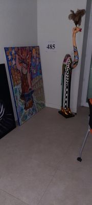 une pièce dont les murs sont ornés de tableaux et de sculptures