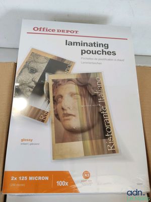 une boîte de papier de plastification « Office Depot » posée sur une table