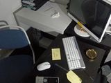 un bureau sur lequel se trouvent un ordinateur, un clavier, une souris et d'autres objets