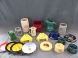 il y a toutes sortes de tasses et de soucoupes sur la table