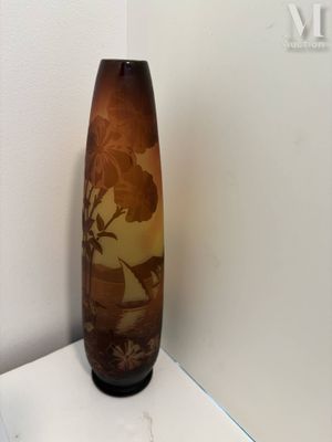 un vase marron posé sur une étagère blanche