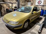 une voiture jaune garée dans un garage