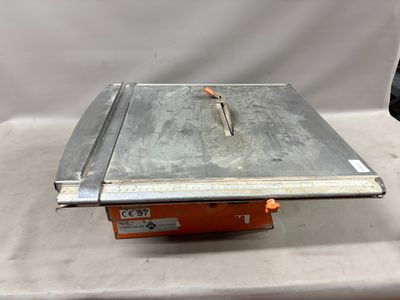 une image représentant un plateau de table sur lequel repose une pièce de métal