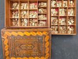 deux boîtes en bois contenant des lettres, posées sur une table