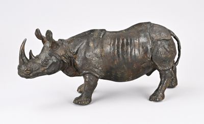 statue en bronze d'un rhinocéros sur fond blanc