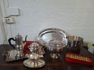une table sur laquelle se trouvent de nombreux objets en argent