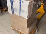 une grande pile de cartons sur une palette dans un entrepôt