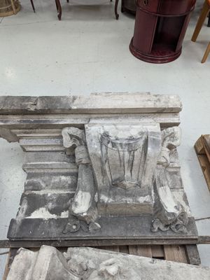 une table sur laquelle se trouve un vase