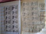 deux feuilles de papier portant des timbres, posées sur une table