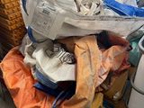 une pile de bagages posée sur un chariot dans un entrepôt