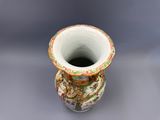 un vase posé sur une table à fond gris