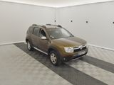 une photo d'une voiture garée dans une pièce dont le sol est à carreaux