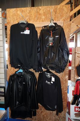 trois vestes accrochées au mur d'un magasin