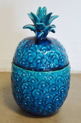 un bac bleu surmonté d'un ananas