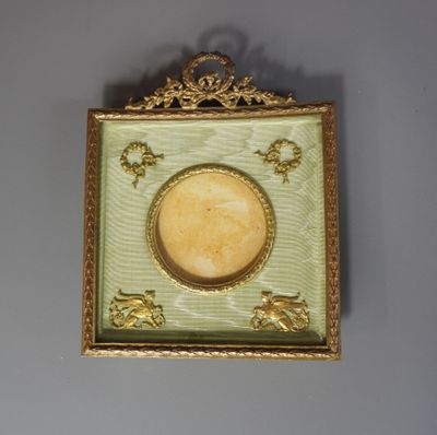 une photo d'une photo accrochée au mur