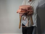 une femme tenant un sac rose et une batte de baseball