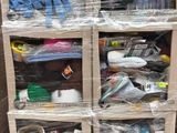 de nombreuses caisses de marchandises empilées sur des palettes